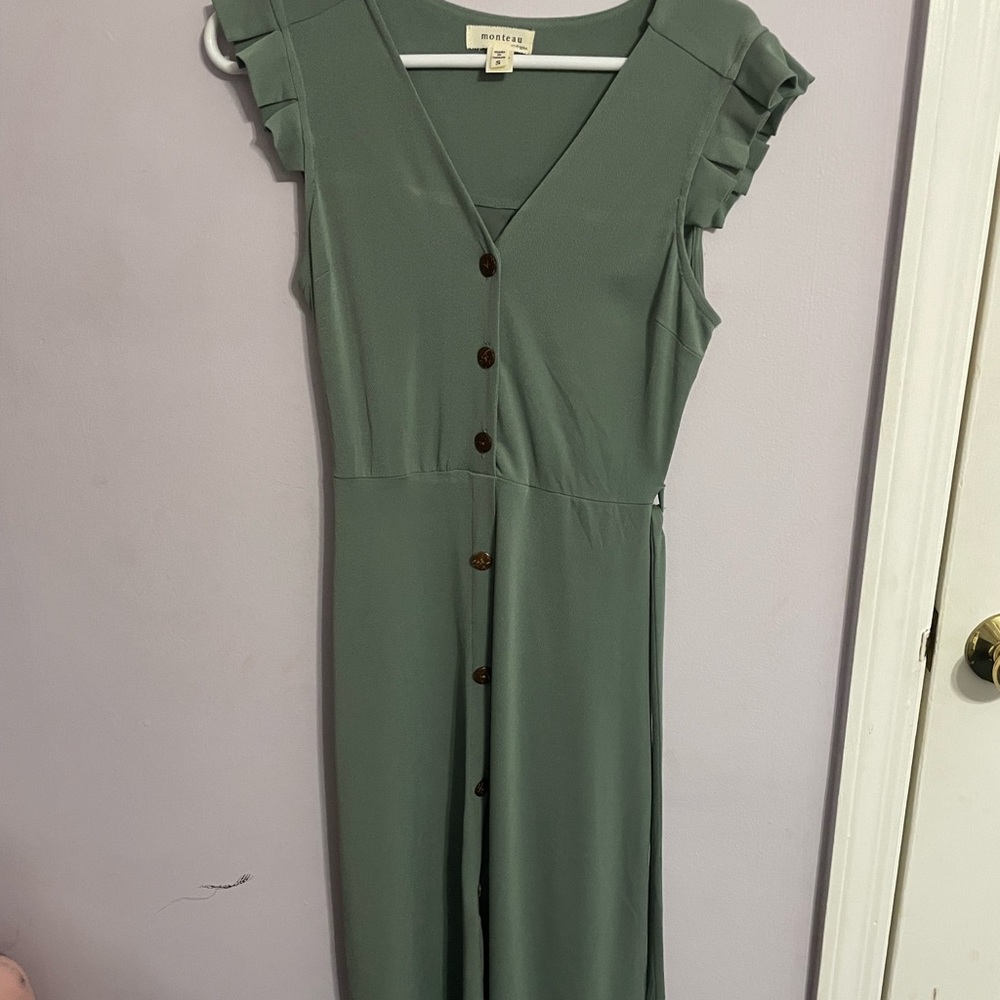 Small green button down dress perfect for work